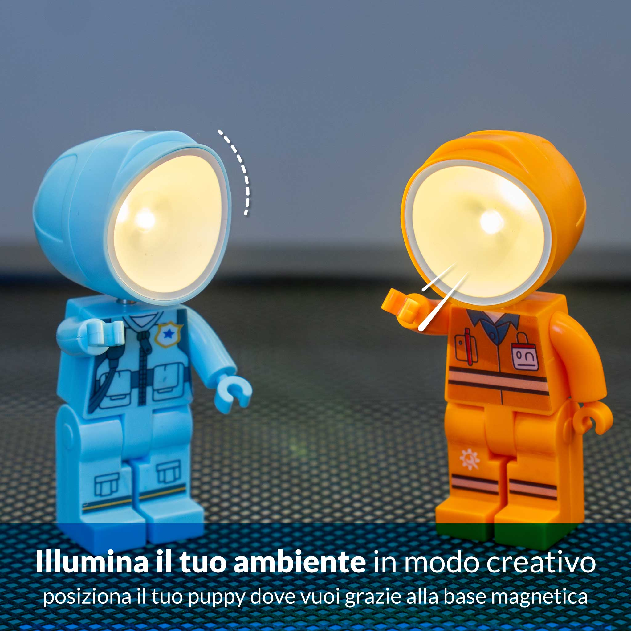 Due figure Lego con teste illuminate stanno fianco a fianco.