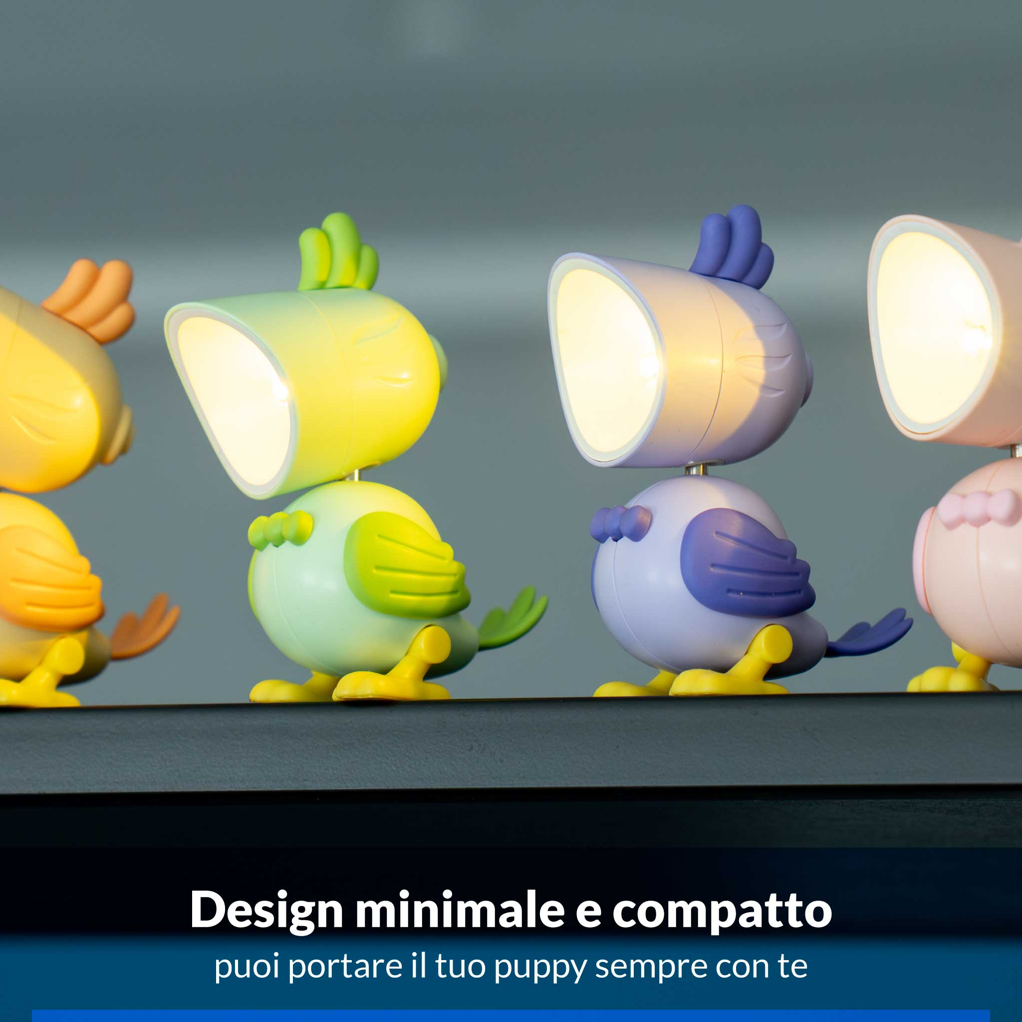 Quattro abat-jour a forma di uccello colorati sono allineati.
