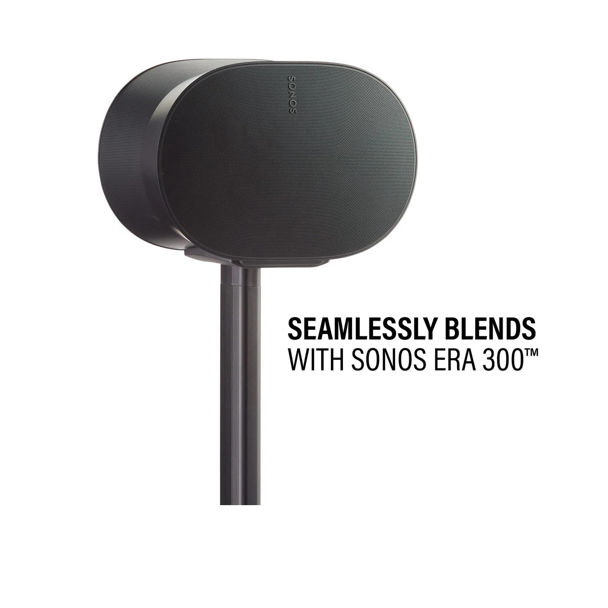 Schwarzer Sonos Lautsprecher auf einem Ständer, mit Text.