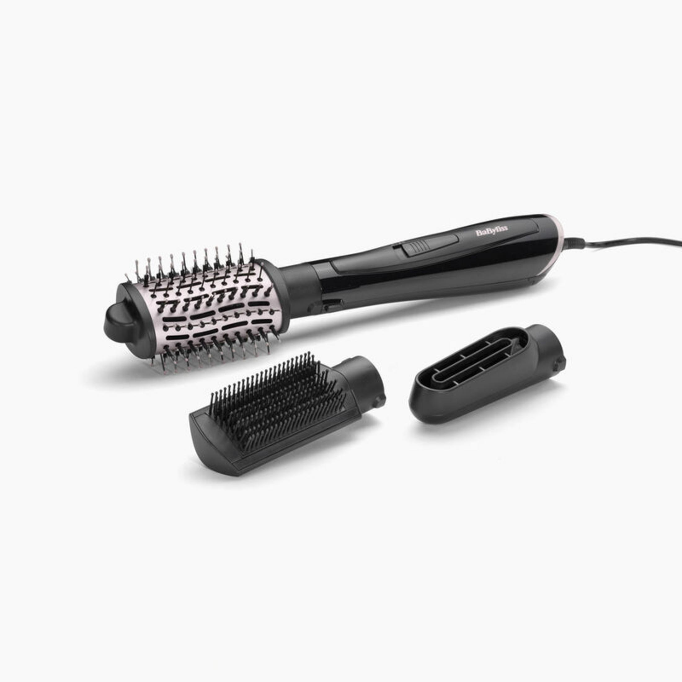 Un asciugacapelli Babyliss nero con tre accessori su sfondo bianco.