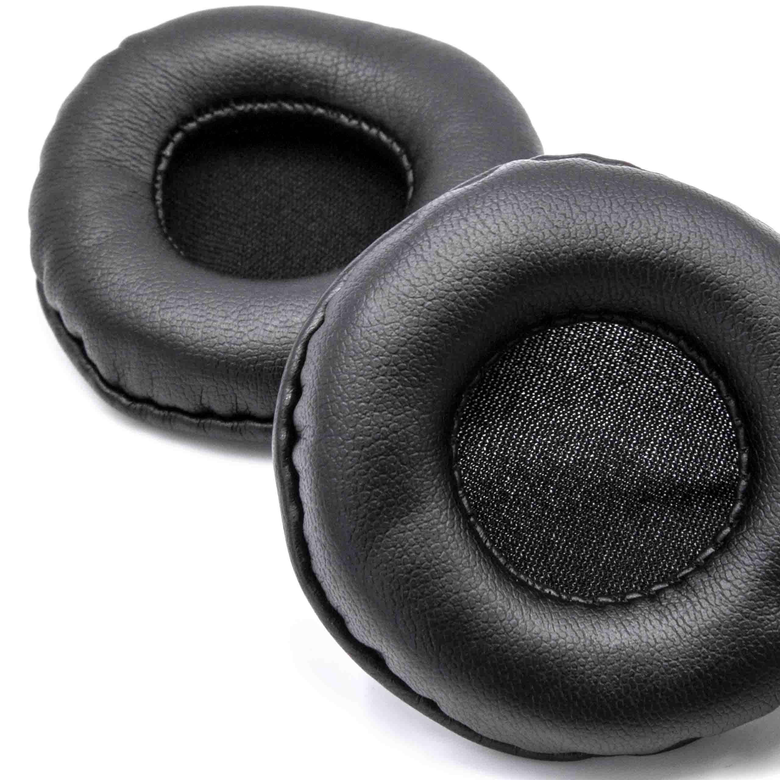 Zwei schwarze, ovale Ohrpolster aus Lederimitat liegen auf weißem Grund.