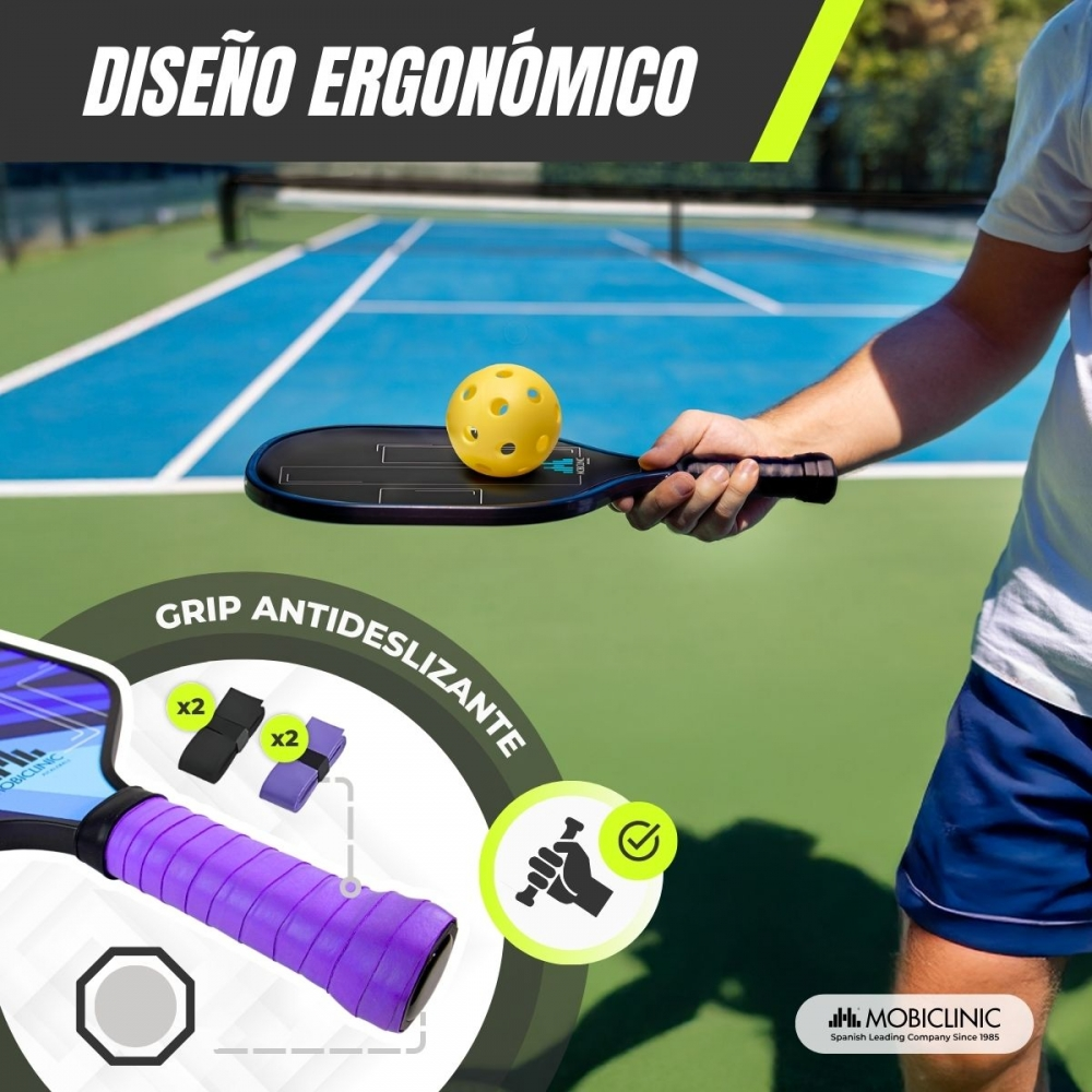 Hombre sujetando pala de pickleball con pelota amarilla en cancha azul y verde.
