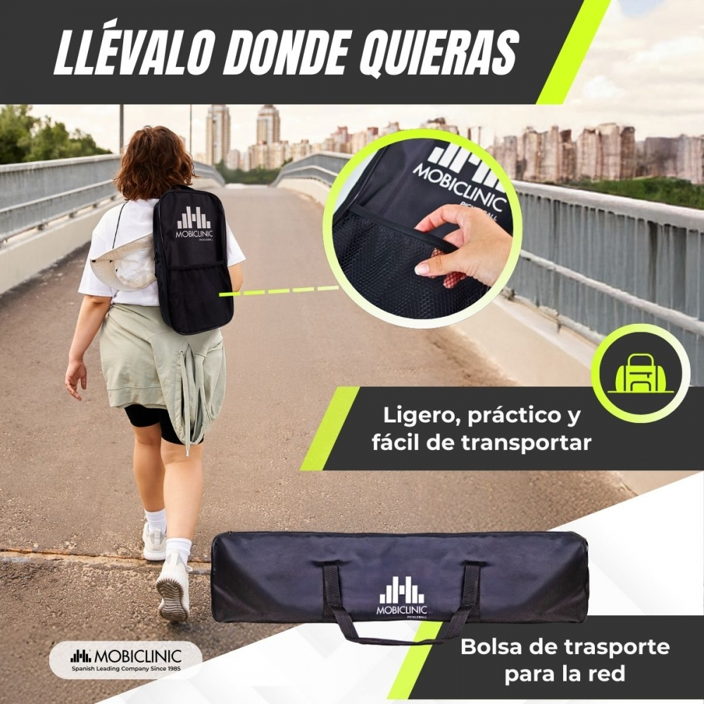 Mujer camina en puente con mochila negra. Incluye detalles de bolsa y texto.