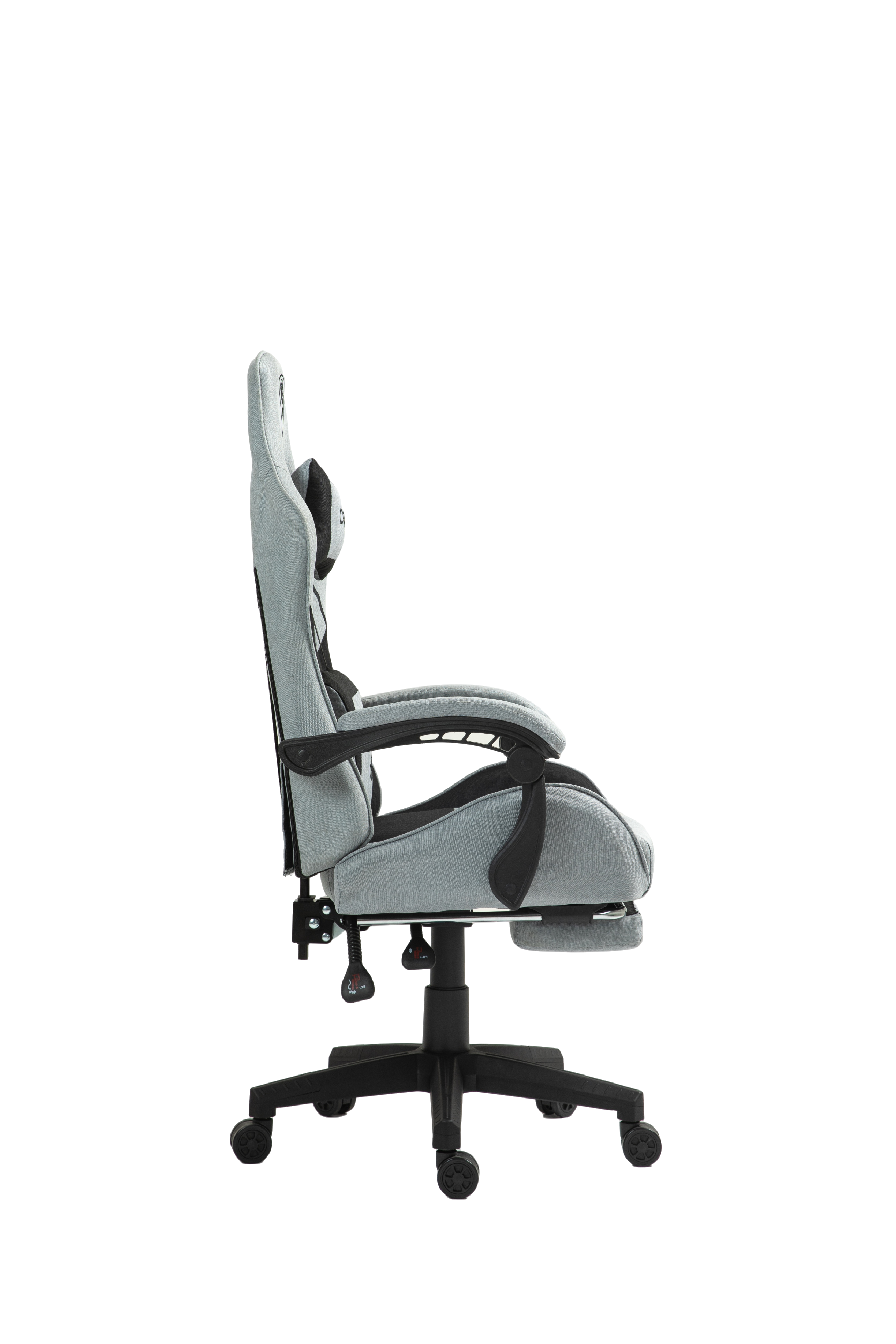 Szare krzesło gamingowe z wysuwanym podnóżkiem i czarnymi akcentami.