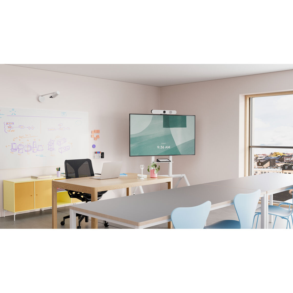 Modernes Büro mit Whiteboard, Laptoptisch und Konferenzbildschirm.