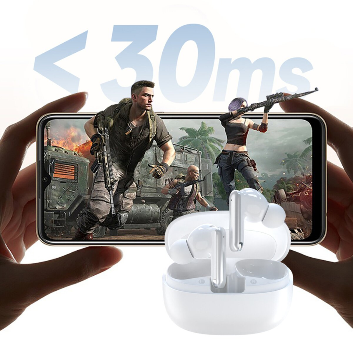 Hände halten Smartphone mit Spielszene, weiße Ohrhörer daneben.