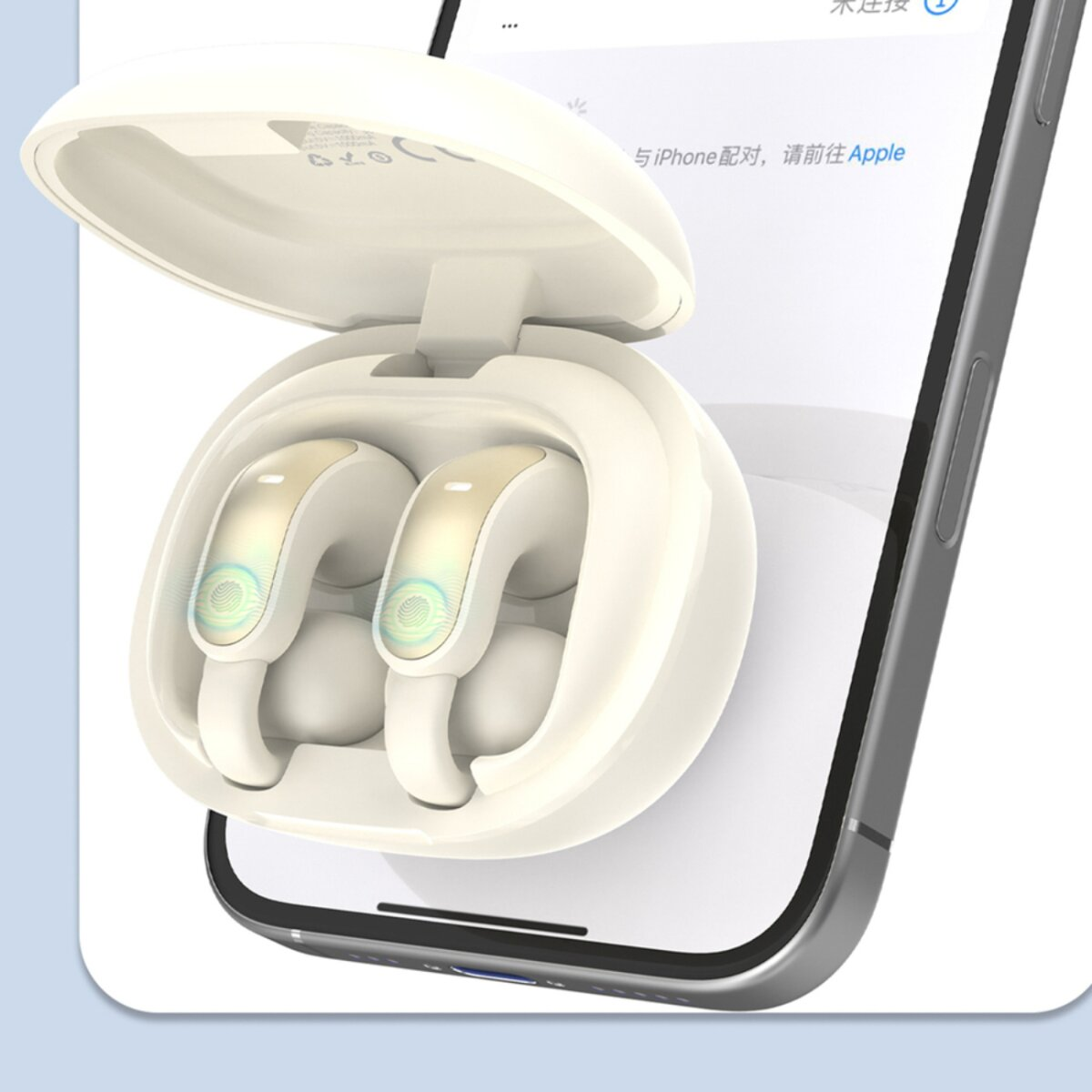 Auricolari bianchi in una custodia di ricarica aperta su uno smartphone.