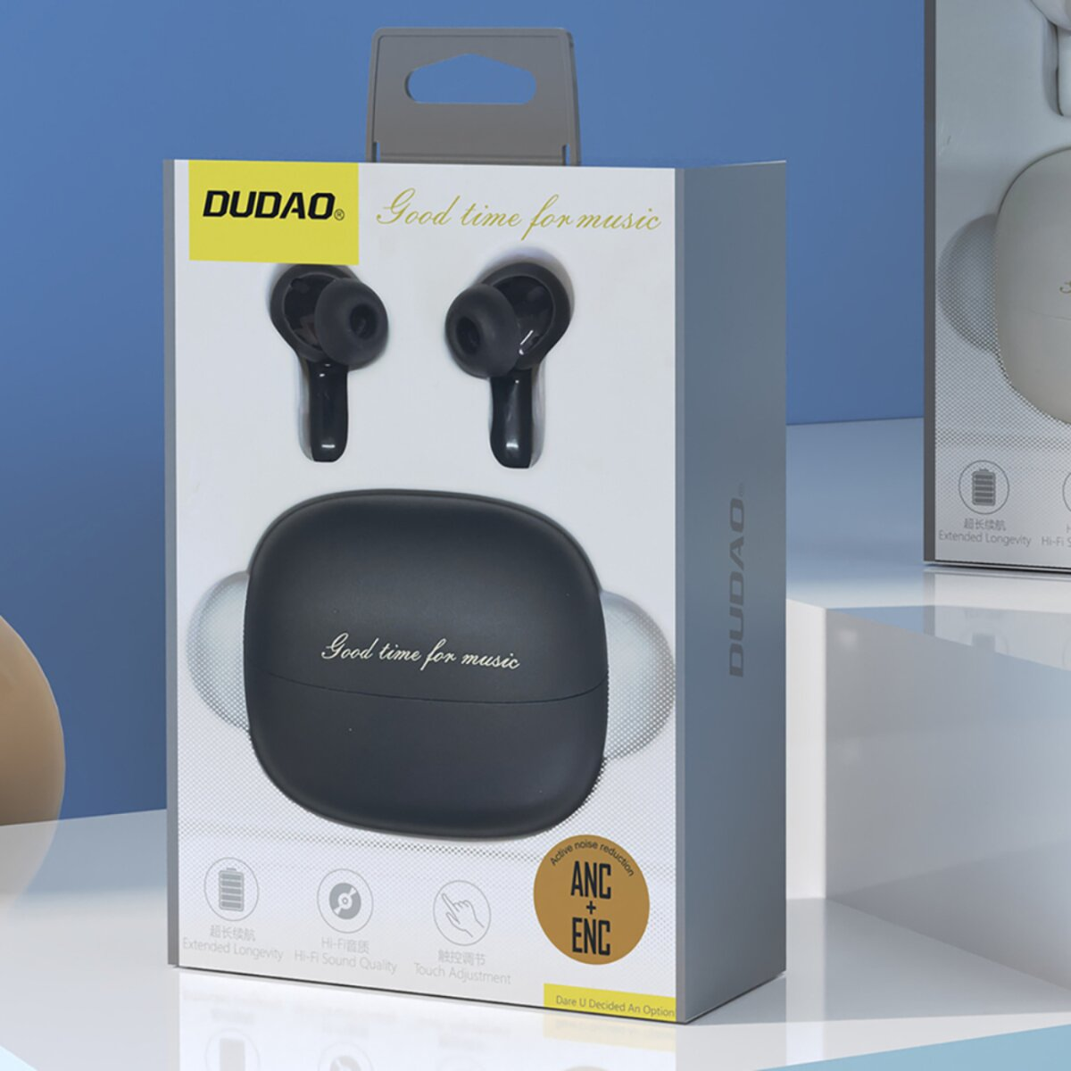 Confezione con auricolari neri e custodia di ricarica, con scritta 'Good time for music'.