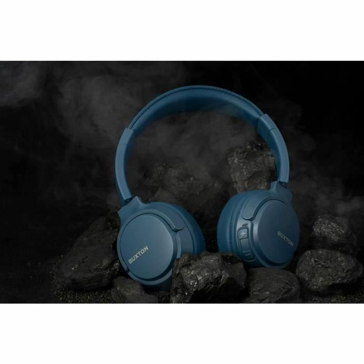 Cuffie blu su rocce scure, circondate da fumo.