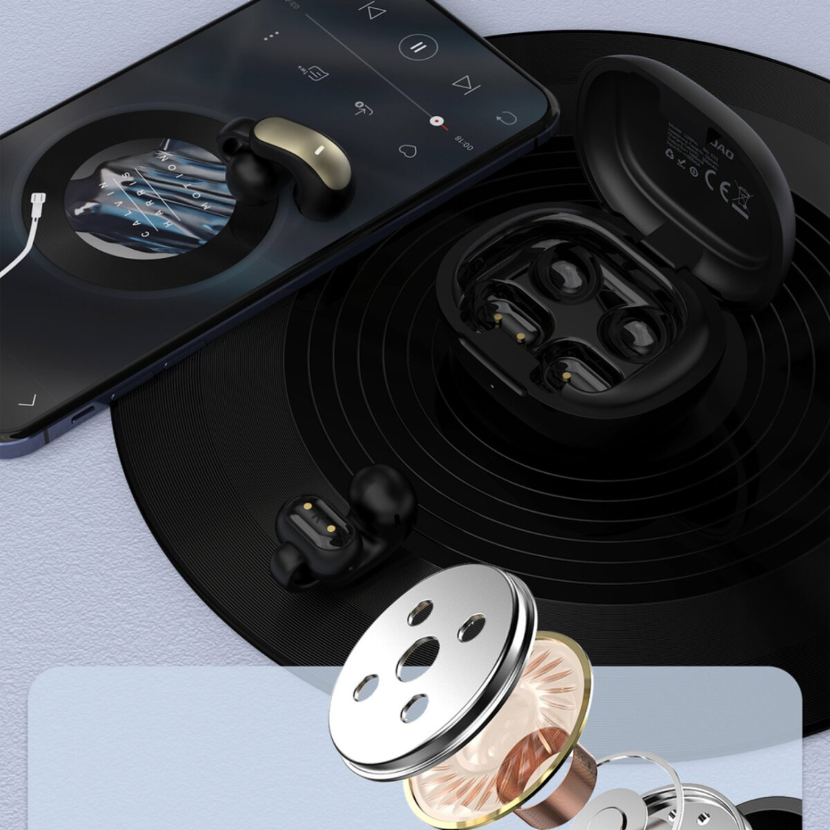 Uno smartphone con app musicale su un disco in vinile. Auricolari dentro e fuori dalla custodia.
