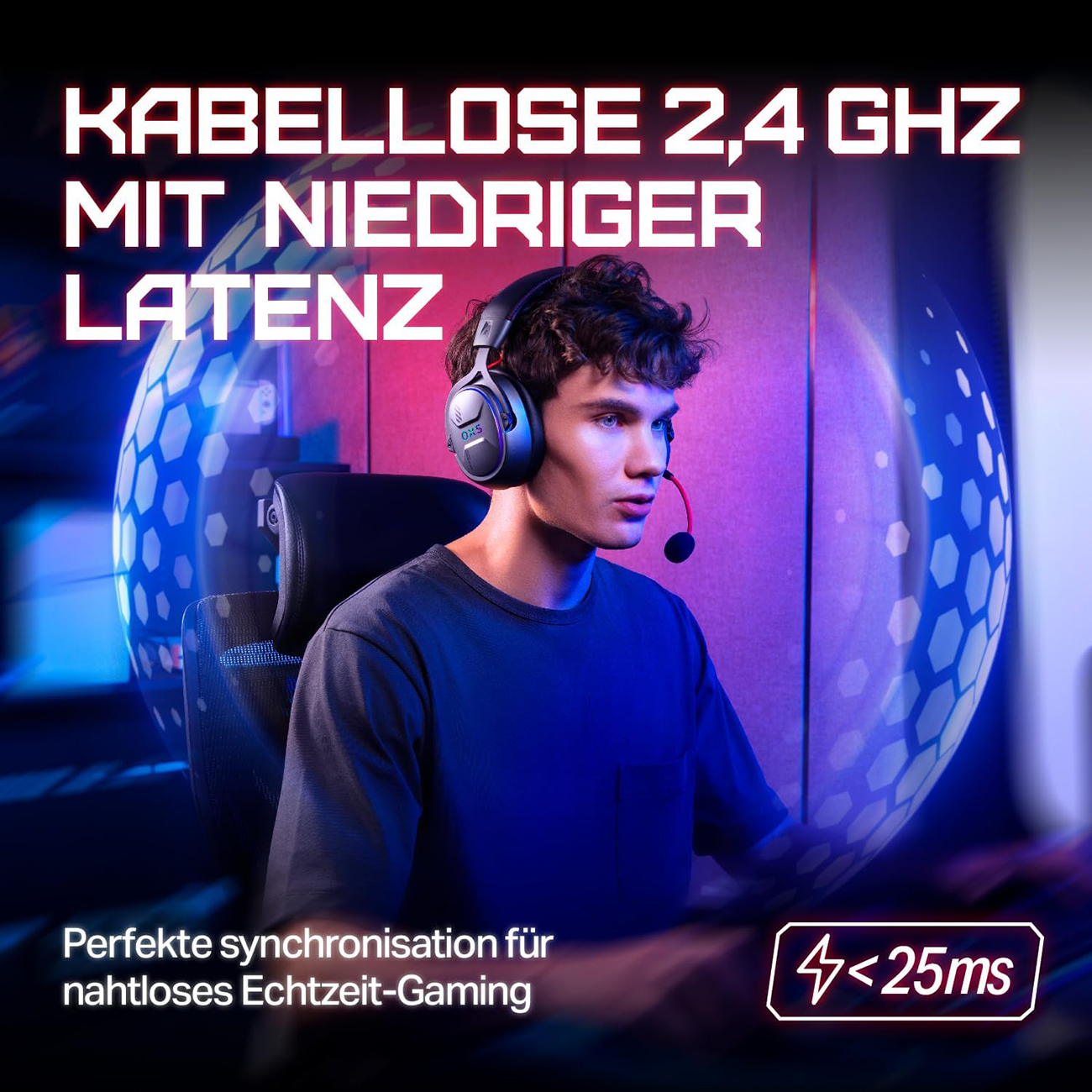Junger Mann mit Kopfhörern und Mikrofon, sitzt am Schreibtisch, Gaming-Setup.