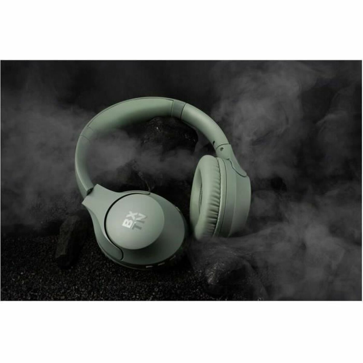Un paio di cuffie verde chiaro su superficie scura con fumo.