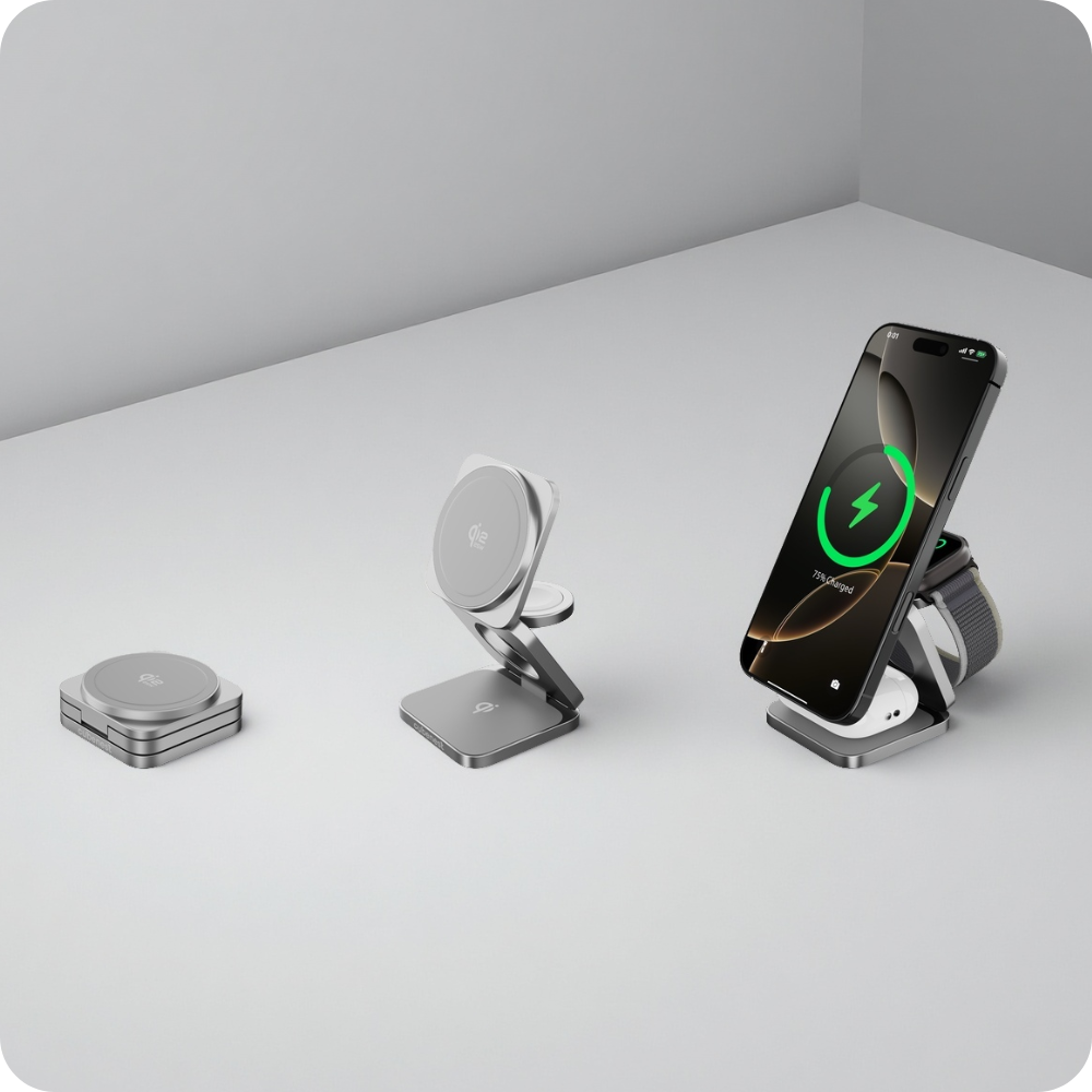 Un caricatore piegato, un supporto pieghevole con base di ricarica e un iPhone con Apple Watch e AirPods.