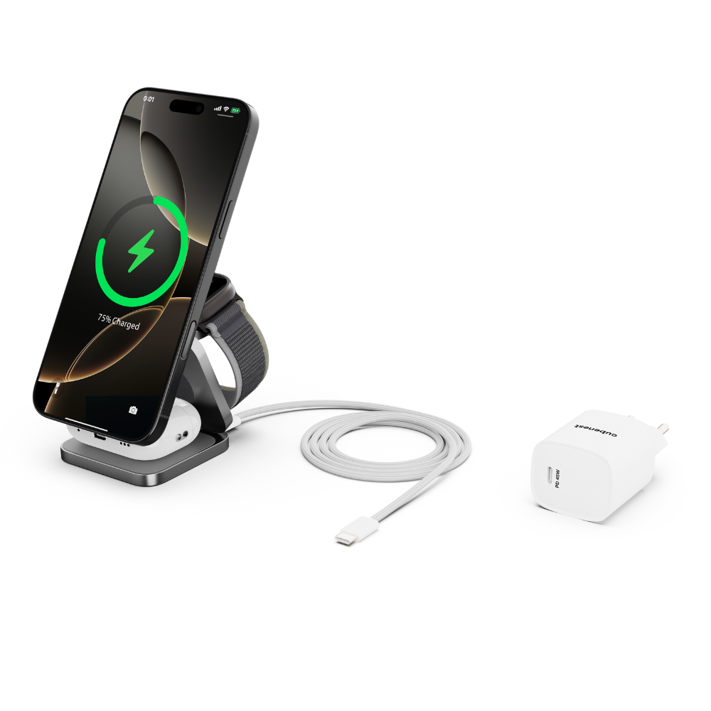 Telefono, orologio e auricolari in carica su un supporto vicino ad un adattatore bianco.