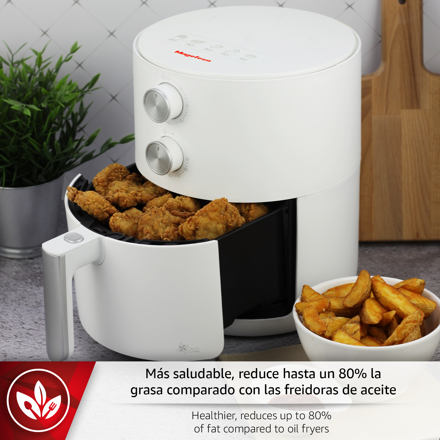 Freidora de aire blanca con pollo frito y gajos de patata.