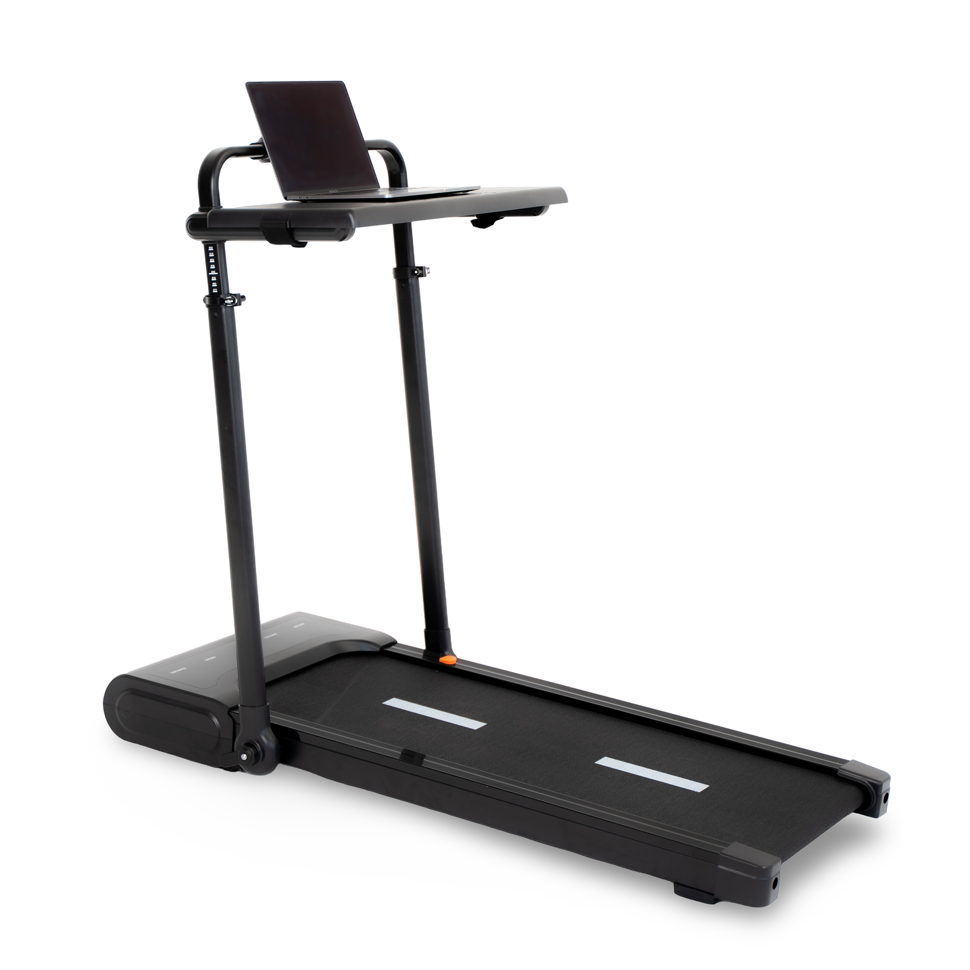 Czarna bieżnia z laptopem na tacy, białe tło.