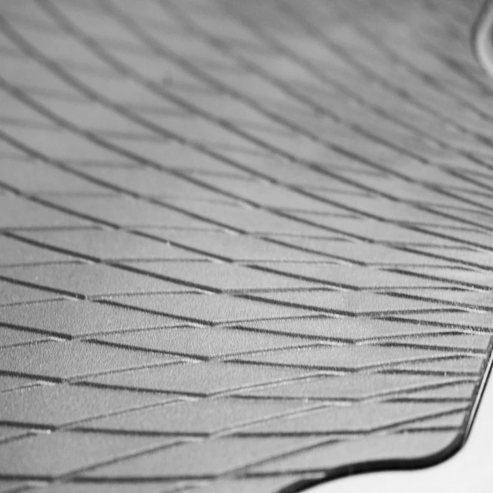 Szara, teksturowana powierzchnia z równoległymi liniami i cieniami.