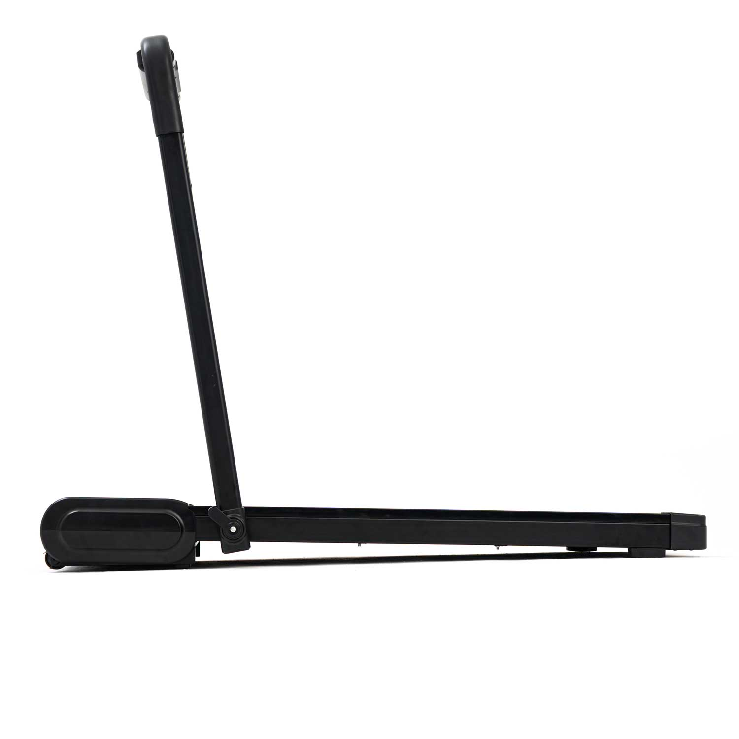 Czarna bieżnia z uchwytem, widok z boku na białym tle.