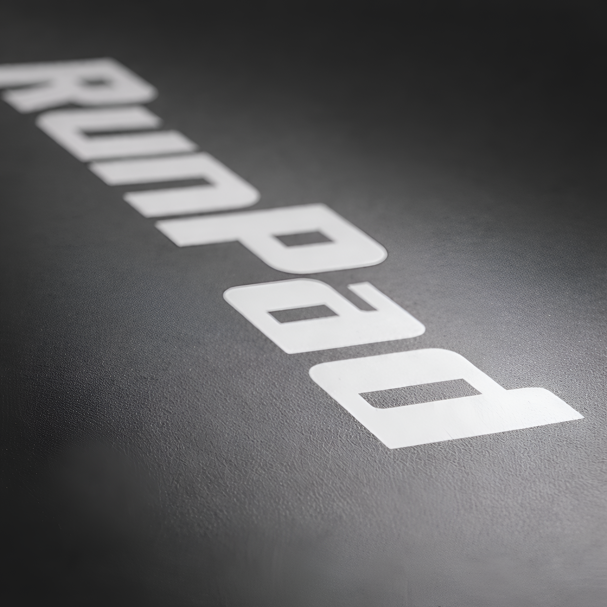 Biały tekst na czarnym tle. Tekst jest pod kątem.