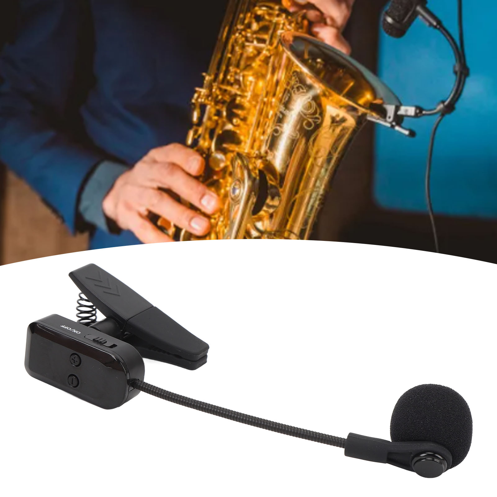 Ein Mann spielt Saxophon. Ein schwarzes Mikrofon ist daran befestigt.
