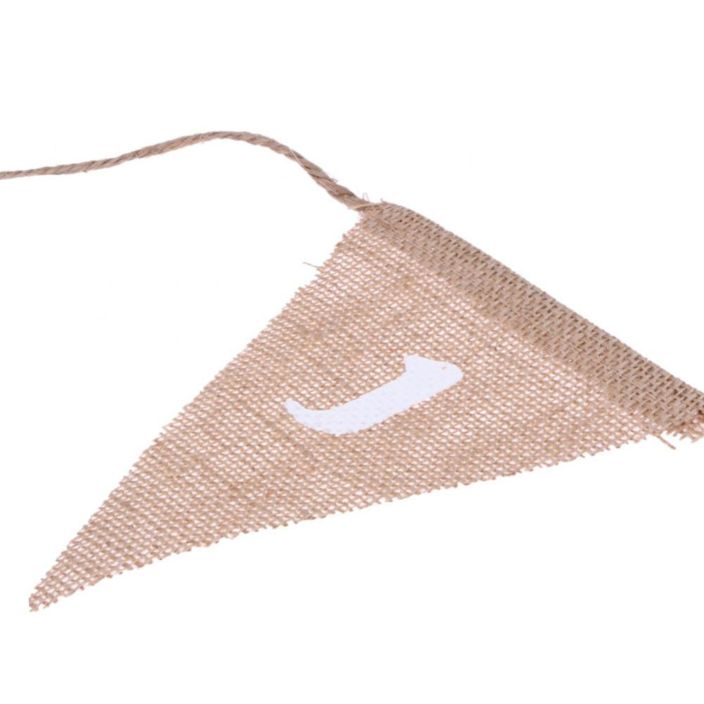 Jute-Flagge mit weißem Buchstaben J, an Juteschnur gebunden.