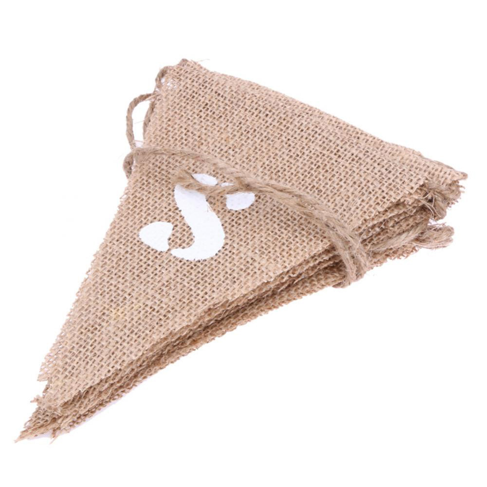 Burlap-Girlande mit weißem 'S'-Buchstaben und Juteschnur.