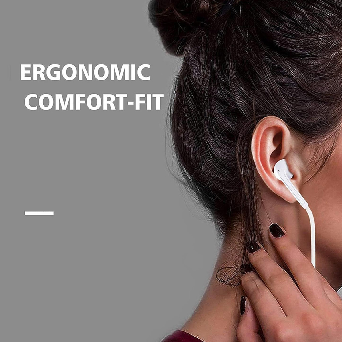 Nahaufnahme eines Ohrs mit einem weißen Kopfhörer. Text: ERGONOMISCH KOMFORTABEL.