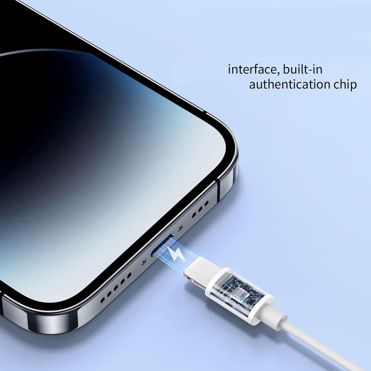 Ein weißes Ladekabel wird in ein Smartphone gesteckt. Ein Chip ist sichtbar.