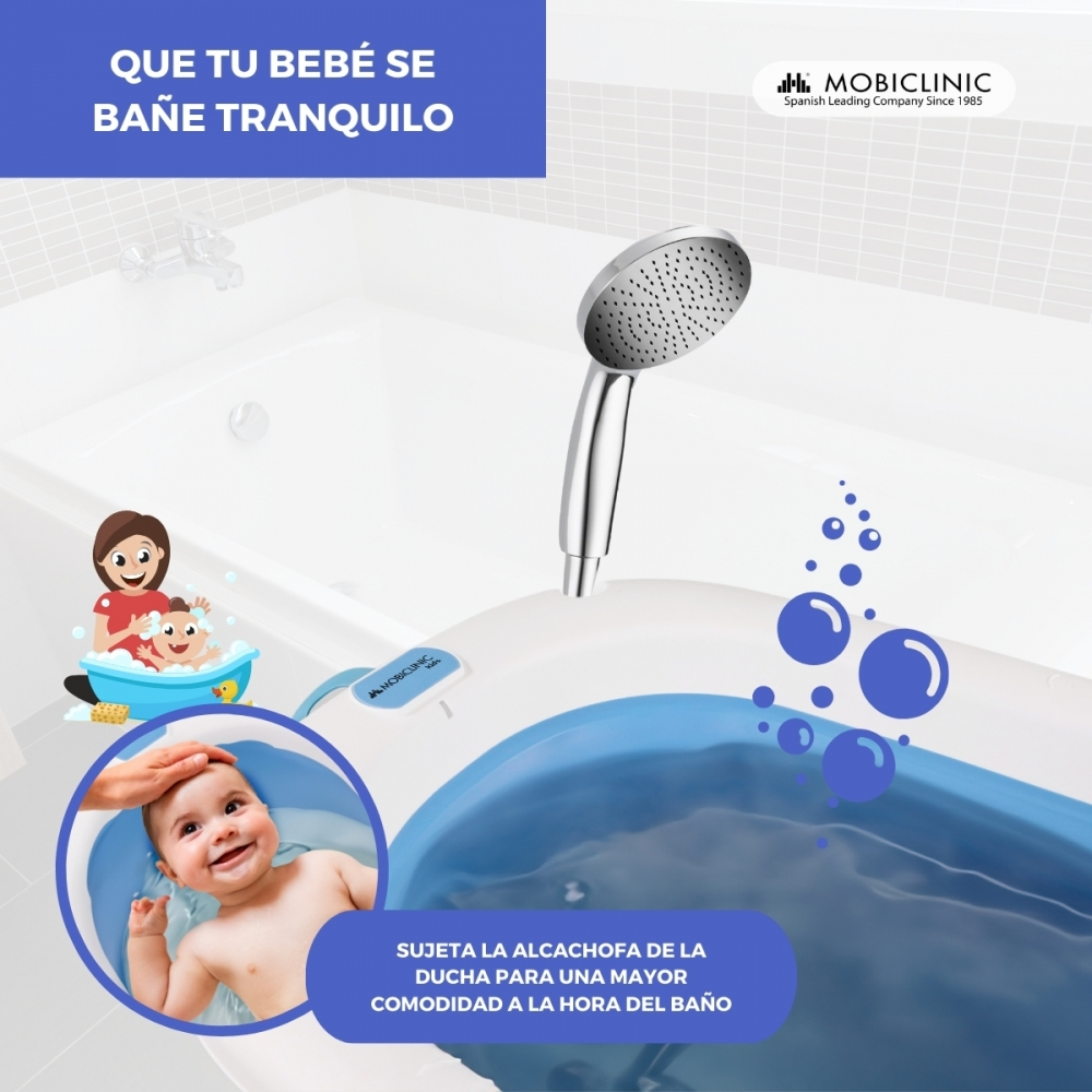 Un bebé en una bañera azul con una madre, alcachofa y burbujas.