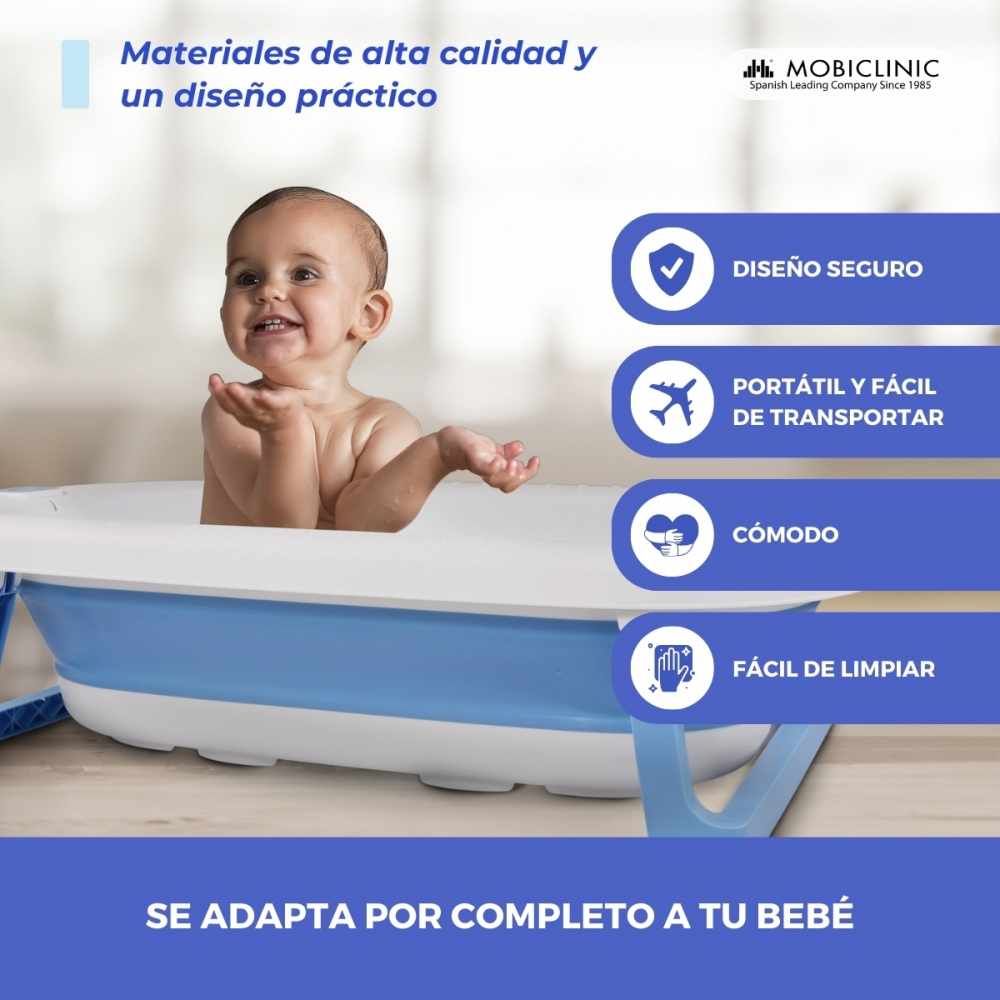 Un bebé se sienta en una bañera plegable azul y blanca.