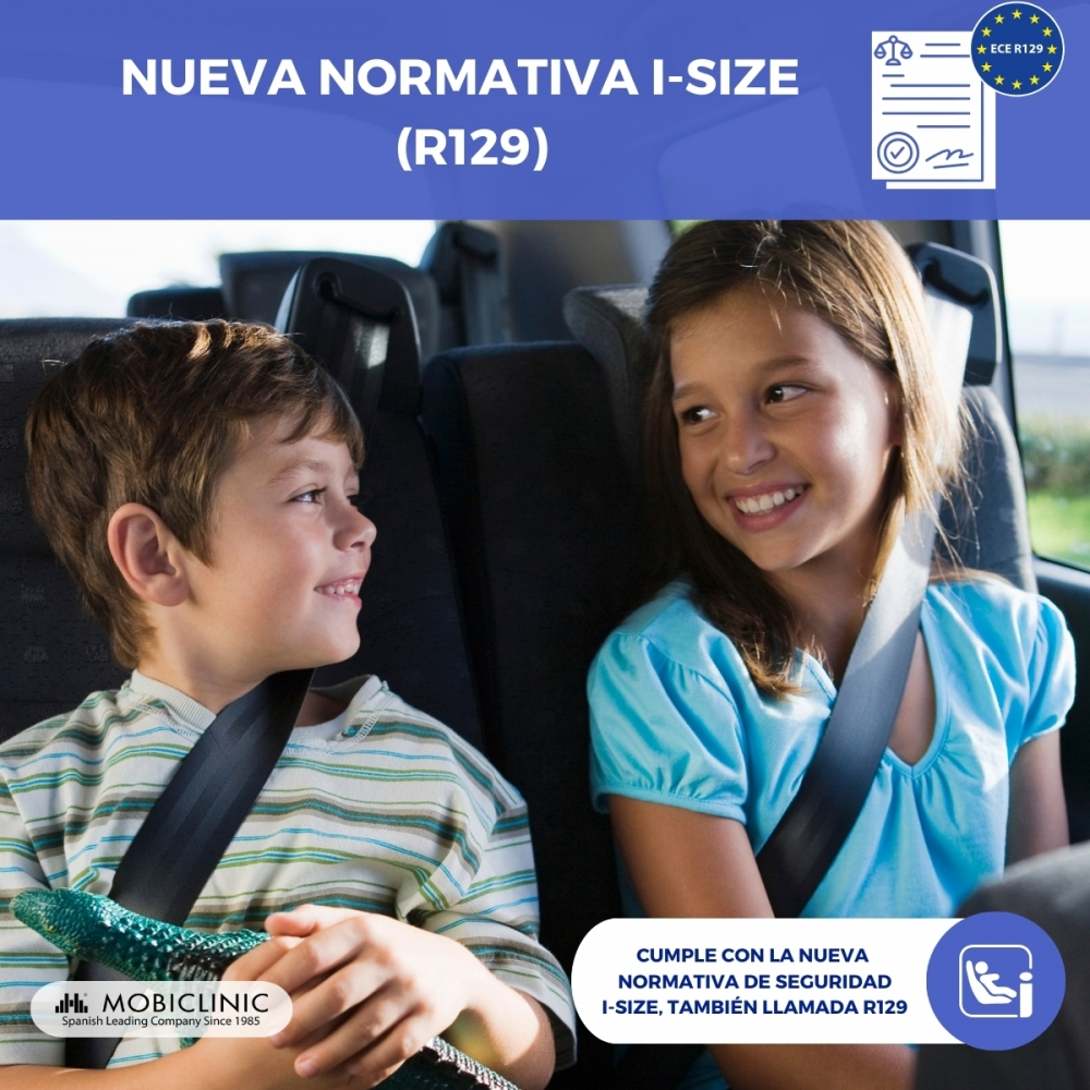 Dos niños en asiento de coche con cinturones, uno con juguete.