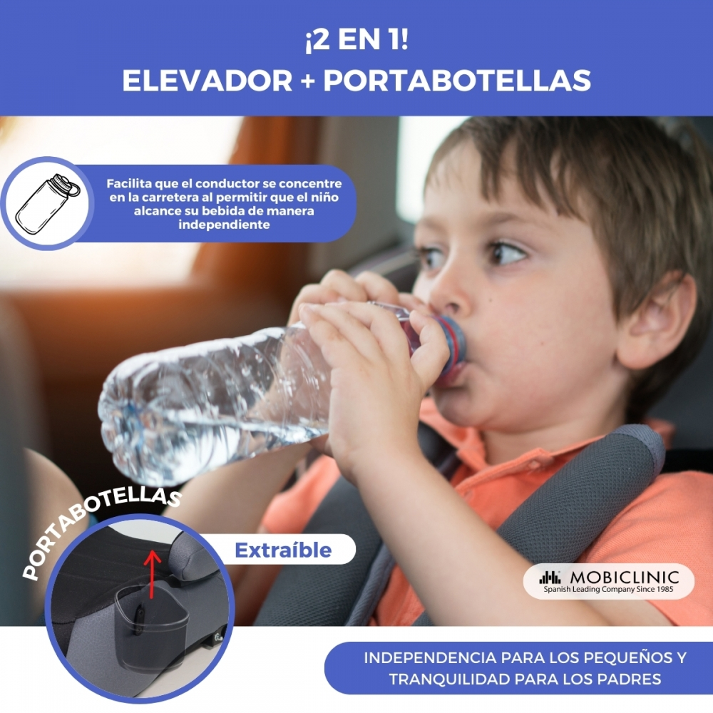 Un niño bebe de una botella de agua sentado en una silla de coche.