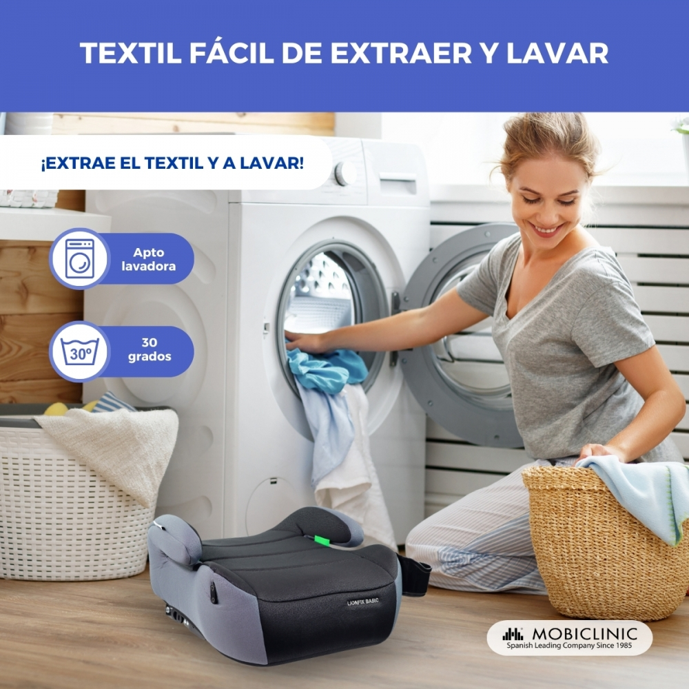 Mujer mete textiles en lavadora, sillita infantil al lado, cesta delante.