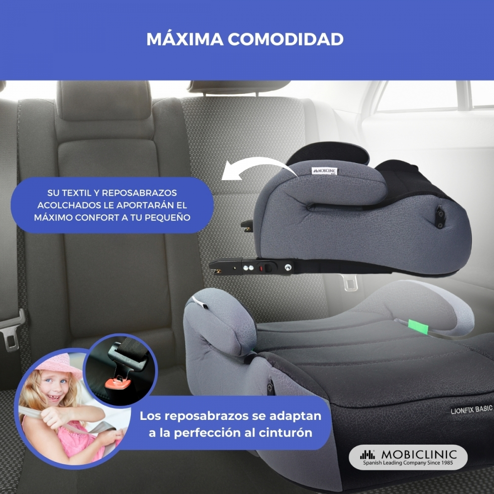 Asiento de coche gris con un niño abrochándose el cinturón.