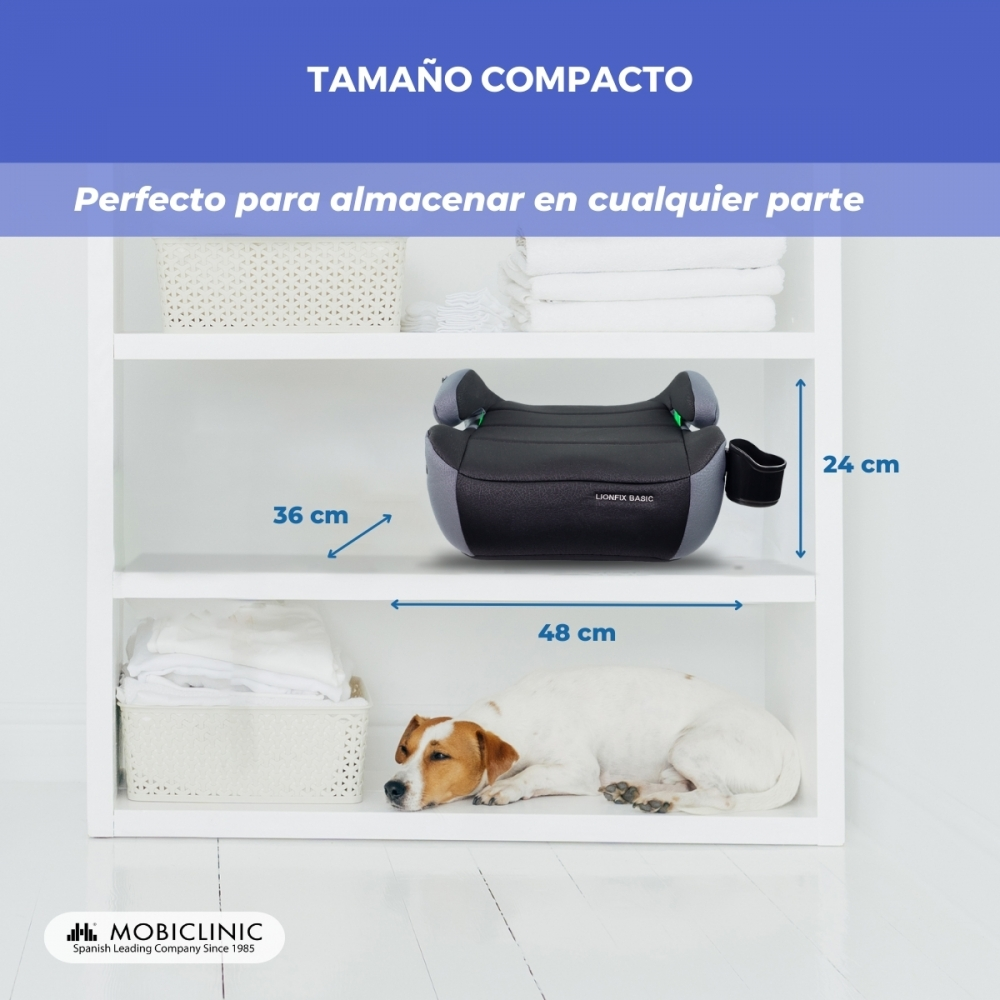 Un perro yace junto a un asiento infantil en un estante. Se muestran dimensiones.
