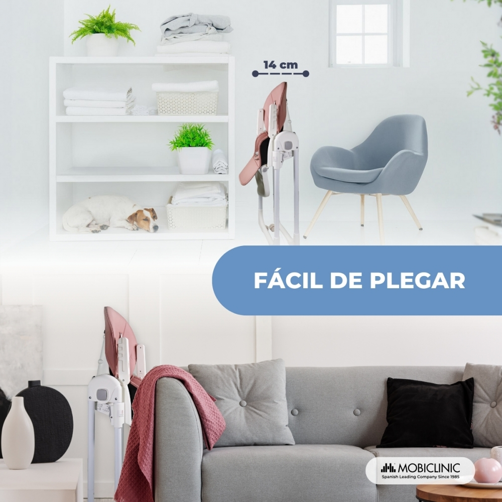 Una trona rosa se pliega a 14 cm de ancho, junto a una silla gris y estantes blancos.
