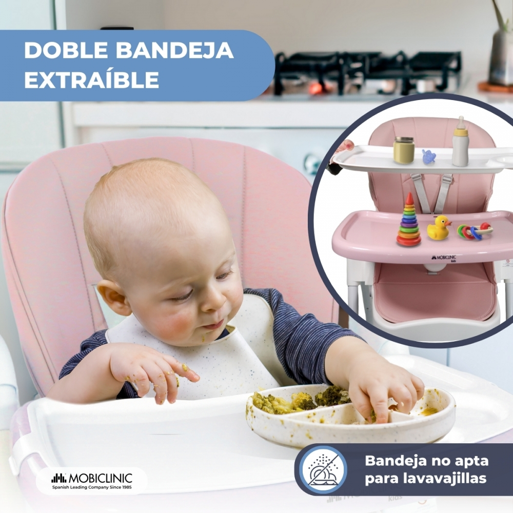 Un bebé come en una trona rosa. La trona tiene una doble bandeja extraíble.