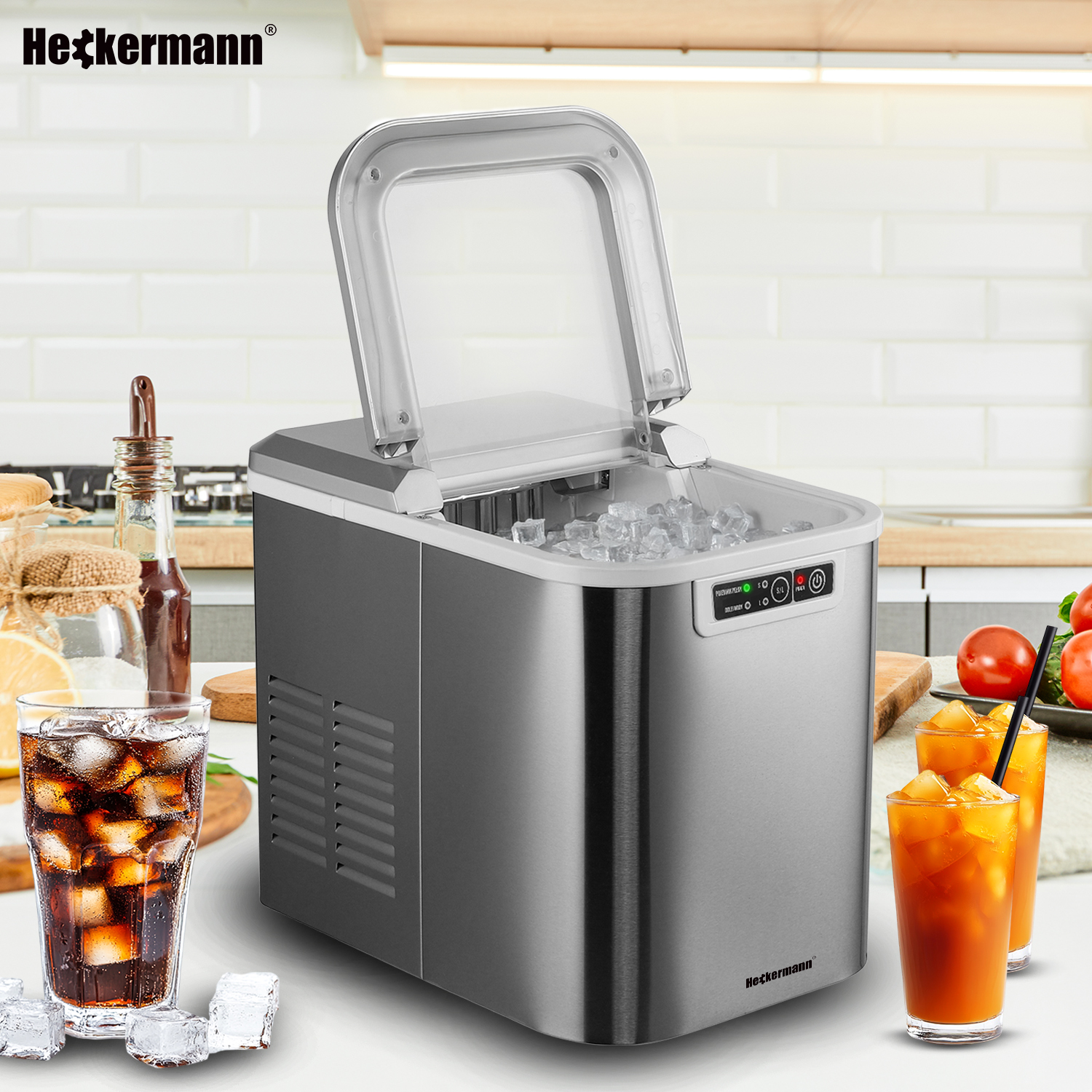 Kostkarka do lodu z kostkami lodu, szklankami coli i soku pomarańczowego.