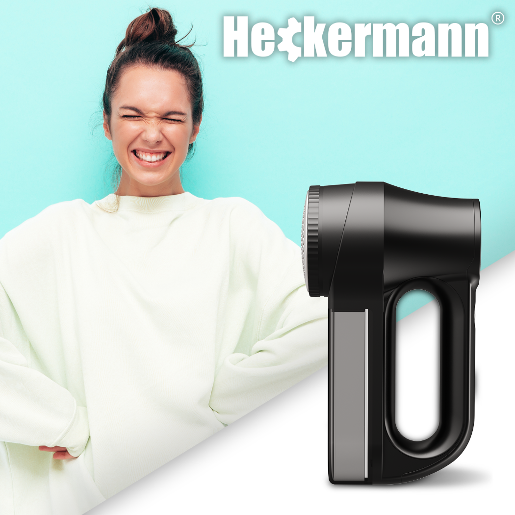 Kobieta śmieje się na turkusowym tle, trzymając golarkę do tkanin.