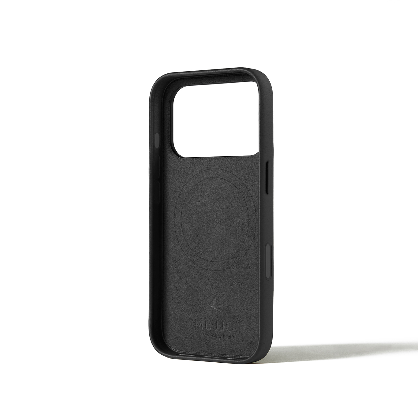 Czarna skórzana obudowa na telefon z magnetycznym kółkiem i logo.
