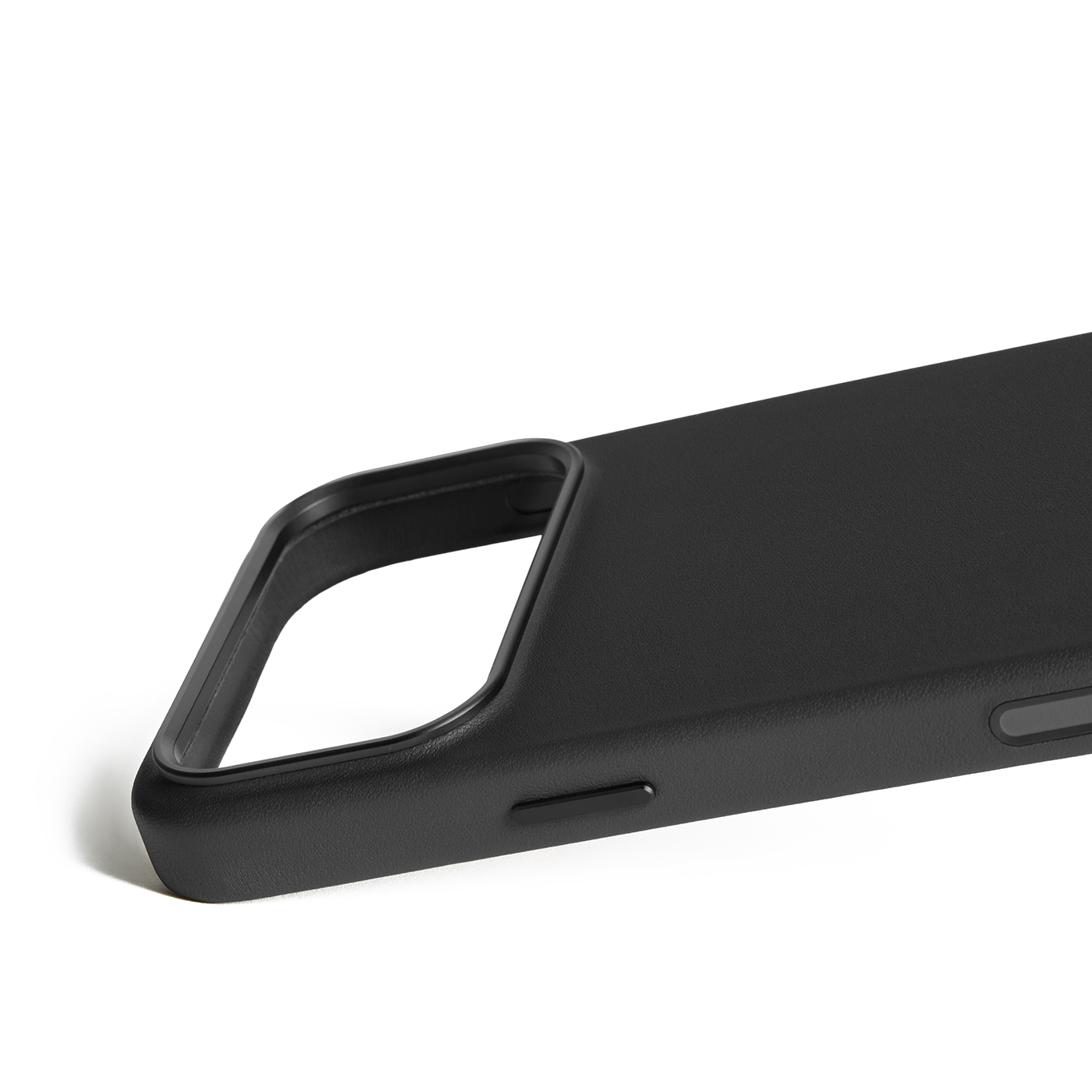 Czarne etui na telefon z wycięciem na aparat i przyciski.