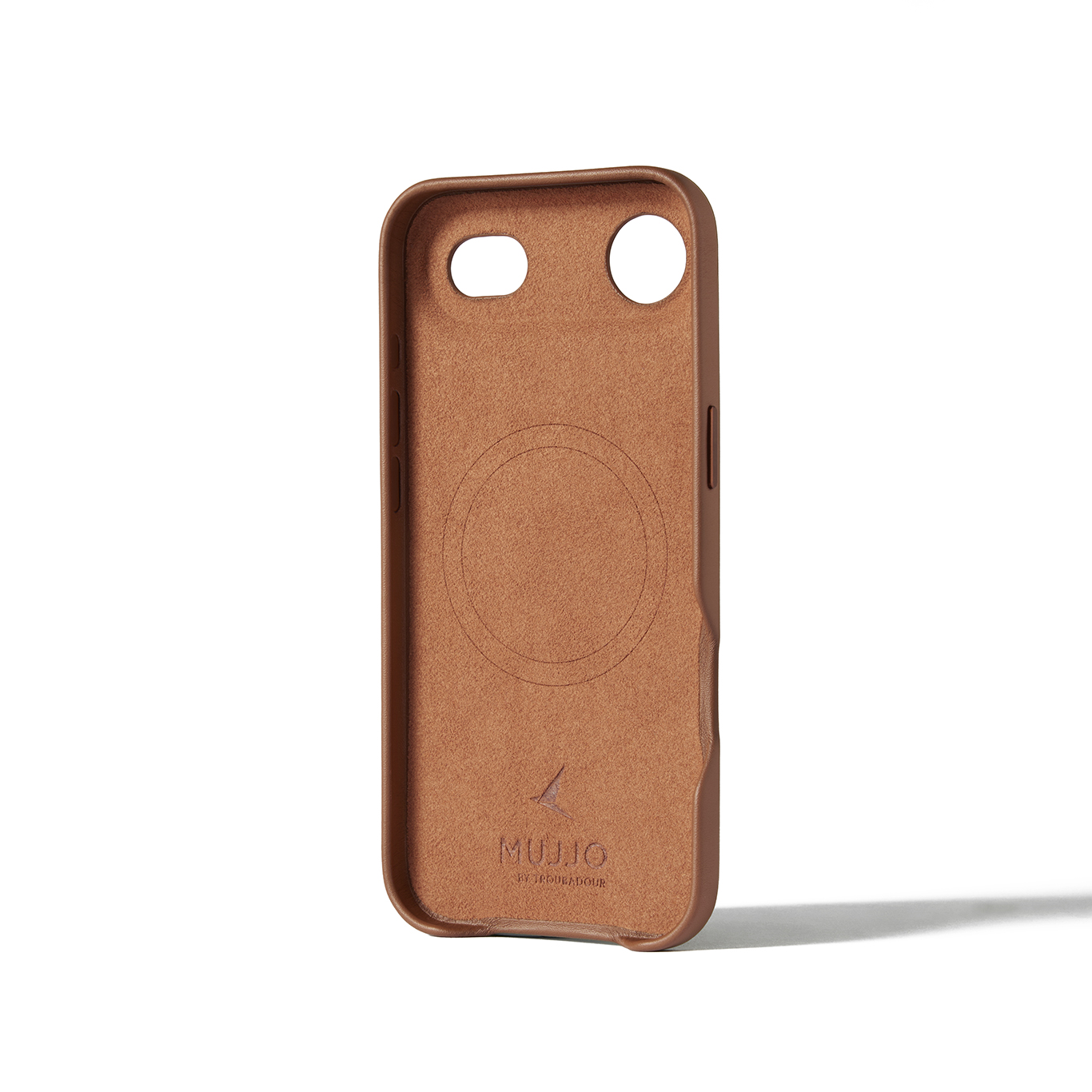 Brązowe etui na telefon z wycięciem na aparat i logo.