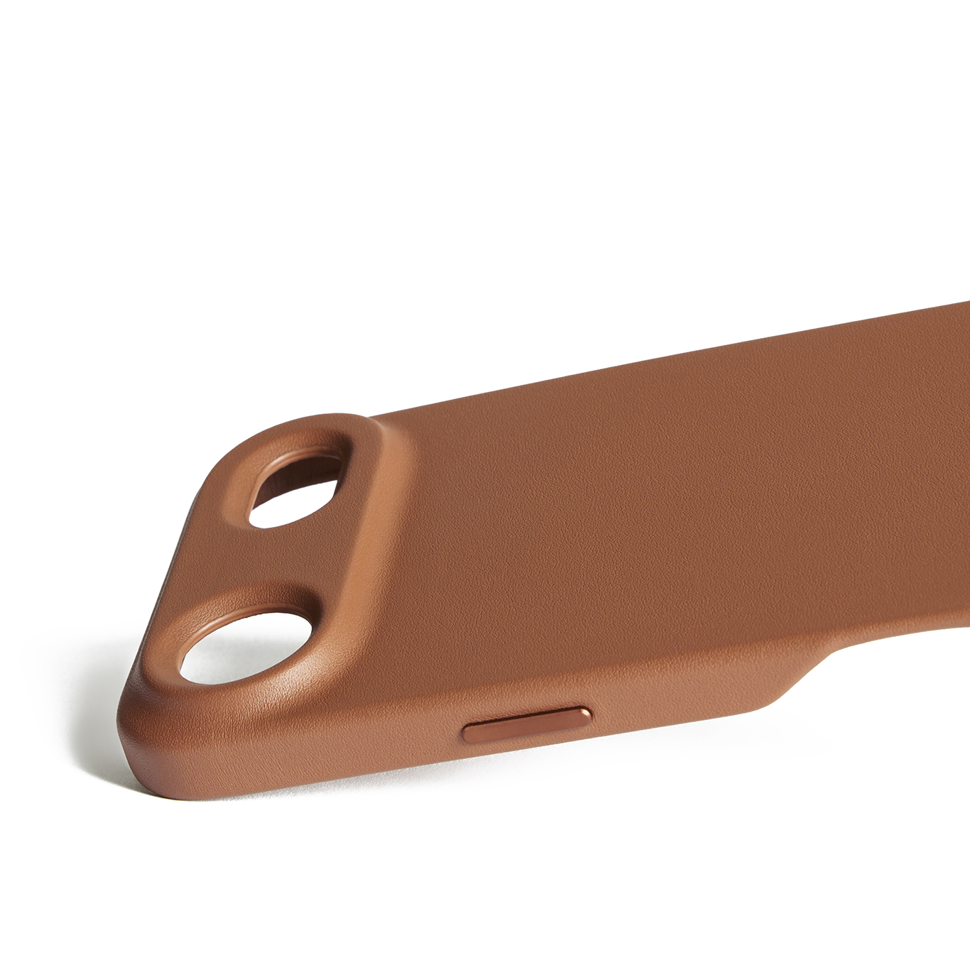 Brązowe etui na telefon z wycięciami na aparat i przyciski.