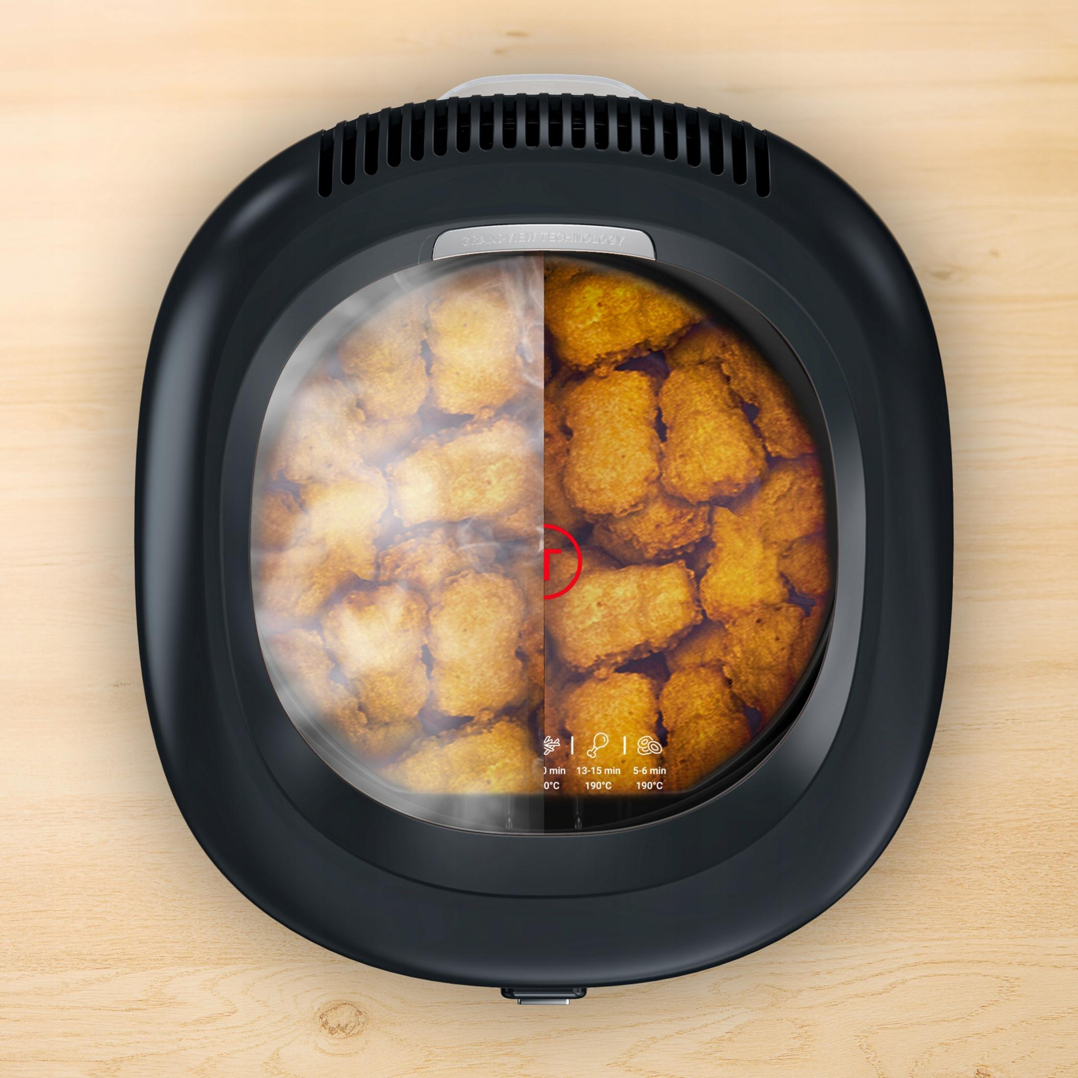 Czarna frytkownica beztłuszczowa z tater tots, po lewej niedokończone, po prawej złociste.