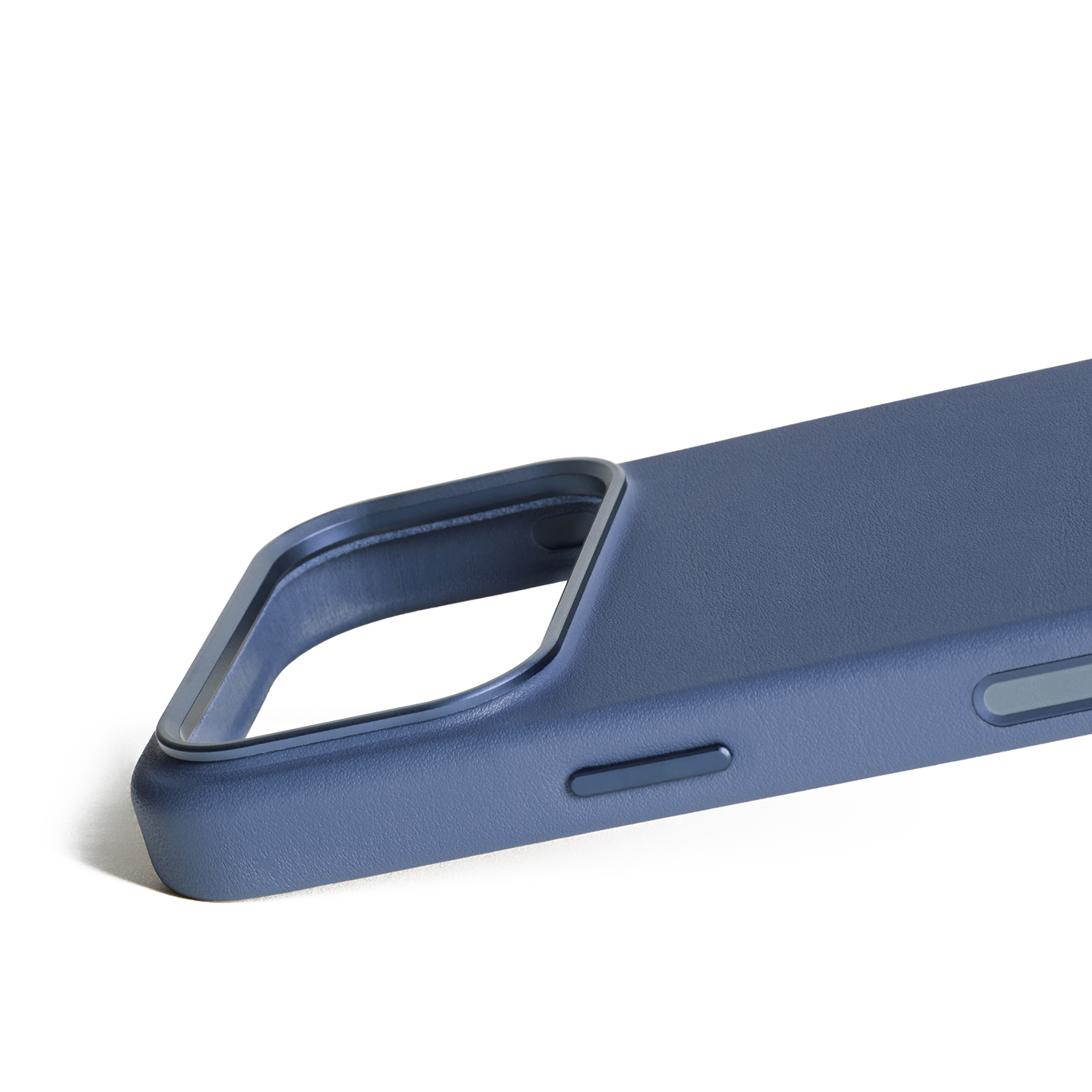 Niebieskie etui na telefon z wycięciem i przyciskami, zbliżenie.