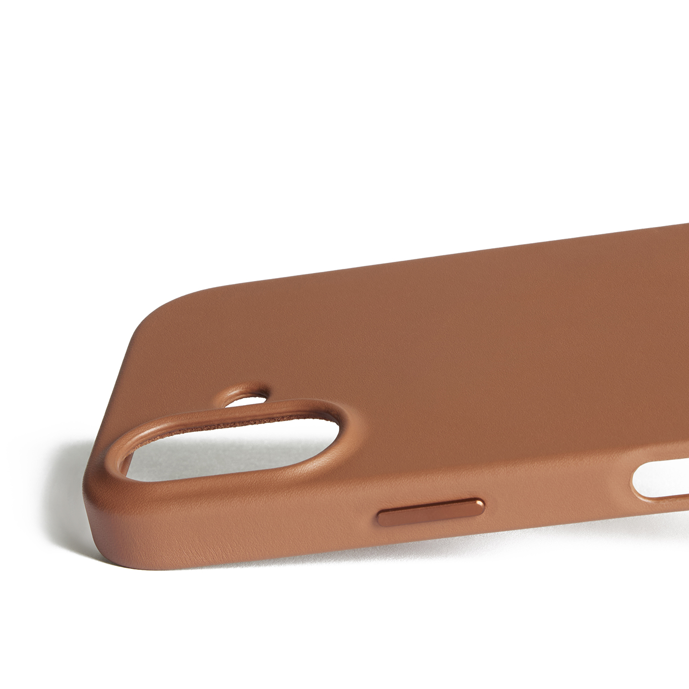 Brązowe etui na telefon z wycięciami na aparat i przyciski.