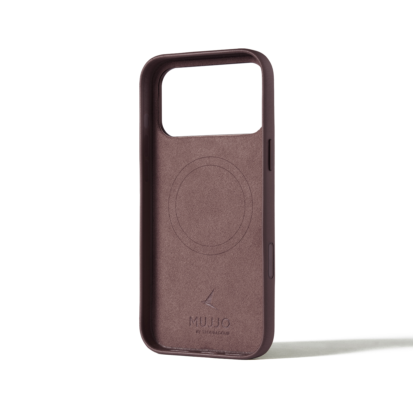 Ciemnoczerwone etui na telefon z pierścieniem magnetycznym, na białym tle.