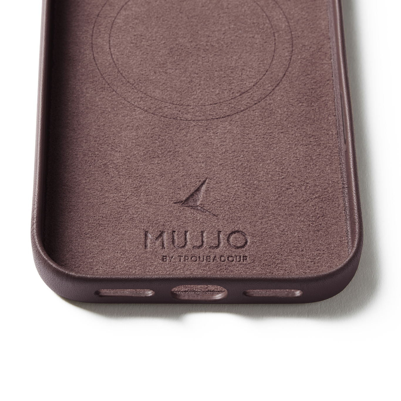 Ciemnoczerwone etui na telefon z logo i wycięciami na porty.