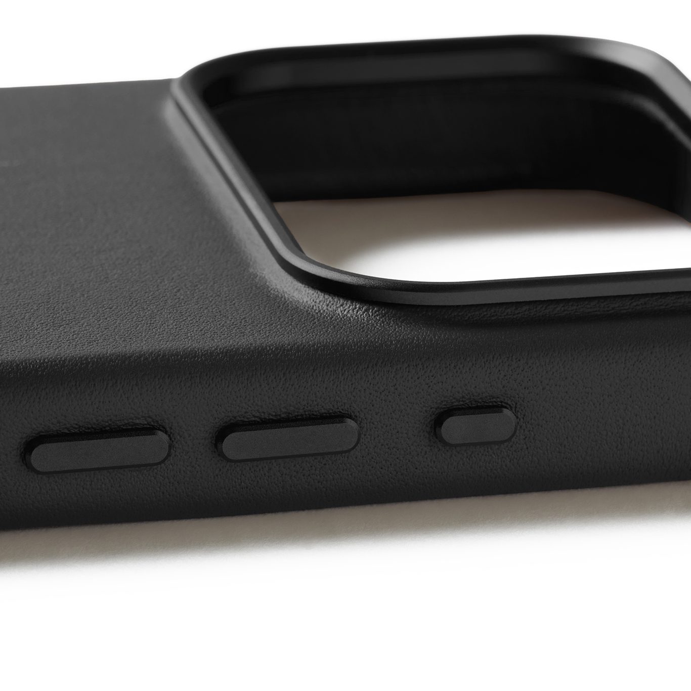 Czarne etui na telefon z przyciskami. Zbliżenie.