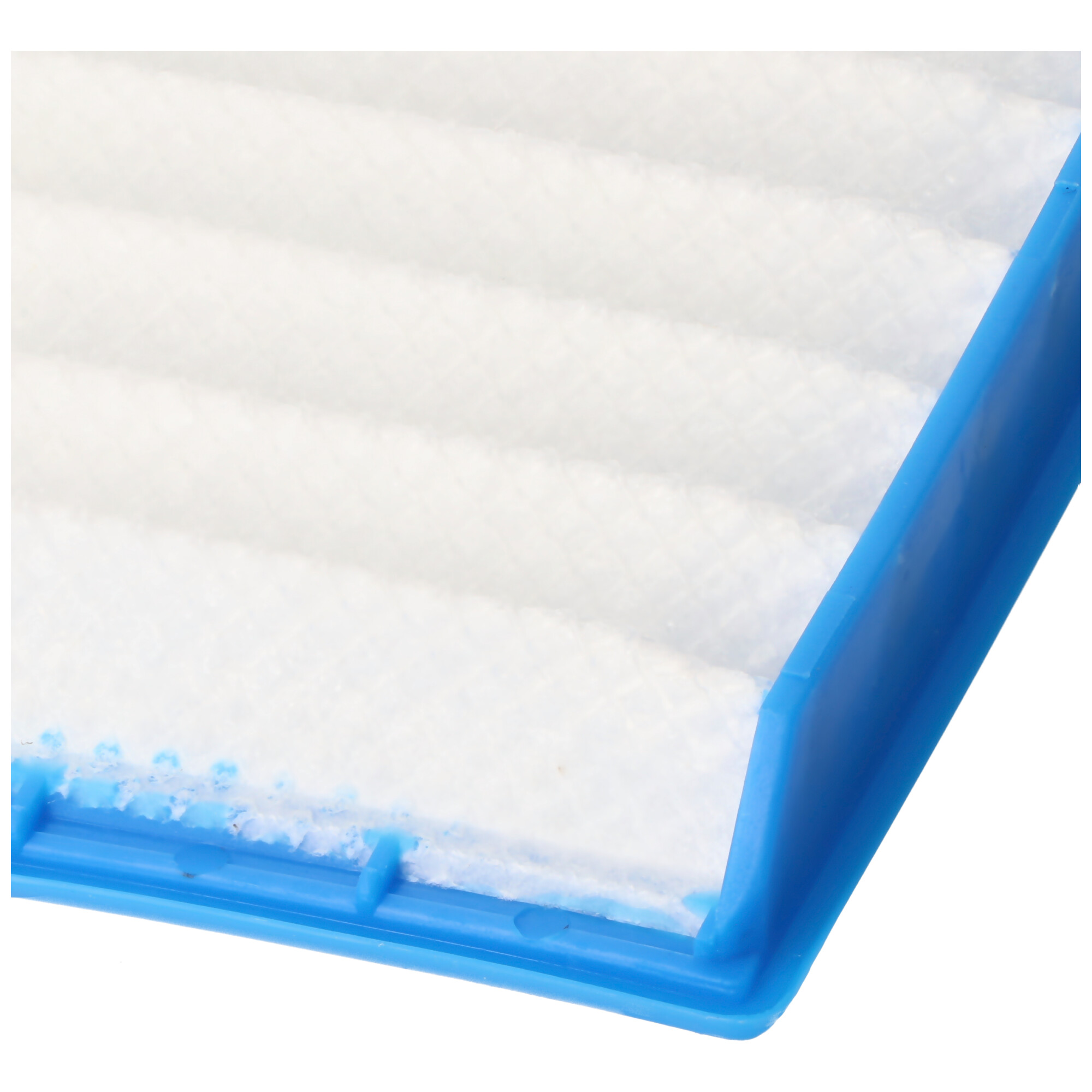 Primo piano di una cornice di filtro blu con mezzo filtrante bianco e macchioline blu.